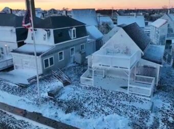 Ναντάκετ: Συγκλονιστικά πλάνα από χιονισμένα "υποβρύχια" σπίτια μετά από χιονοθύελλα (video) – Κόσμος