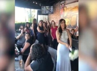 Νύφη πέταξε την ανθοδέσμη στις ανύπαντρες – Αυτό που ακολούθησε δεν το περίμενε κανείς (Video) – Funny-Περίεργα