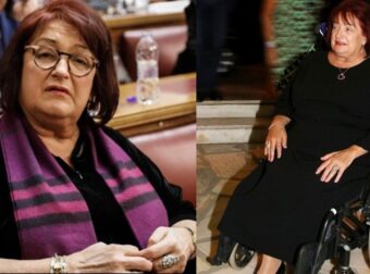 Κρίσιμη η κατάστασή της: Το ατύχημα της Μαριέττας Γιαννάκου με το αναπηρικό αμαξίδιο στο σπίτι της