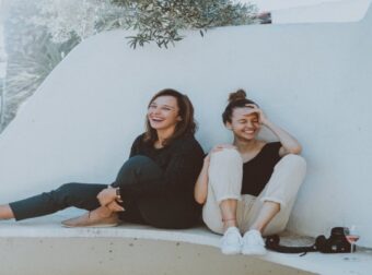 5 + 1 χαρακτηριστικά των ανθρώπων που το παίζουν φίλοι αλλά θέλουν το κακό σας – Σχέσεις