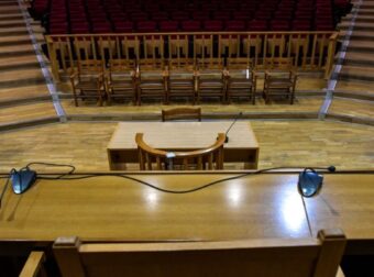 Δίκη ανήλικων δολοφόνων στην Αγία Βαρβάρα: Διακόπηκε η διαδικασία – Τι συνέβη με τη 16χρονη κόρη του θύματος (video) – Ελλάδα