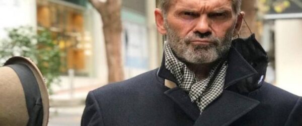 Το "παλάτι" του Πέτρου Κωστόπουλου: Το σαλόνι όνειρο και ο κόκκινος καναπές – Gossip