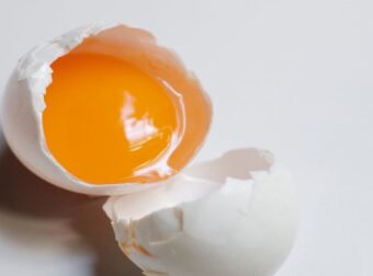 Έσπασε το αυγό στο πάτωμα; Ψυχραιμία… Ορίστε τι πρέπει να κάνετε – Σπίτι