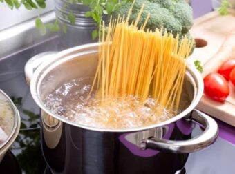 Ανακατεύετε διαρκώς τα μακαρόνια όταν βράζουν; Σταματήστε το άμεσα γιατί… – Γεύση