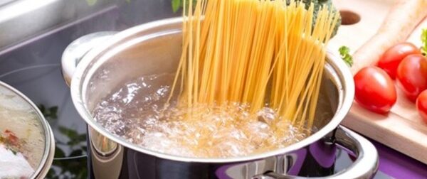 Ανακατεύετε διαρκώς τα μακαρόνια όταν βράζουν; Σταματήστε το άμεσα γιατί… – Γεύση