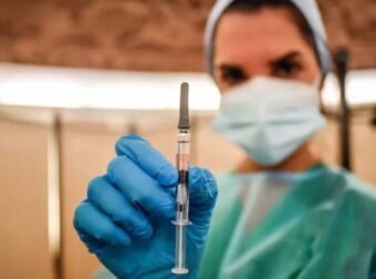 Πότε φτάνουν στην Ελλάδα τα εμβόλια των Novavax και Sanofi