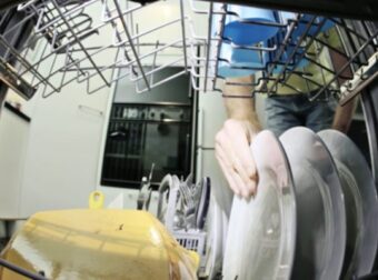 Έβαλε μια κάμερα μέσα στο πλυντήριο – Μόλις δείτε πώς πλένονται τα πιάτα θα μείνετε άφωνοι – Σπίτι