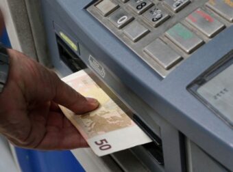 Νέο κόλπο: Έτσι κλέβουν τα PIN από τις κάρτες σας στα ATM – Βίντεο ντοκουμέντο  – Videos