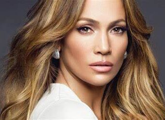 Τζένιφερ Λόπεζ: Η sexy φούστα που έκοψε την ανάσα στο Instagram