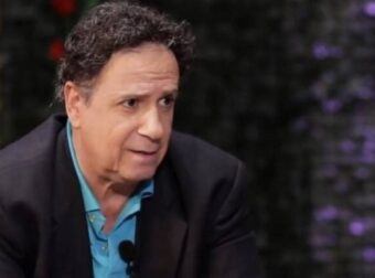 Αγνώριστος 39 χρόνια πριν: Ο Χάρης Ρώμας με μακρύ μαλλί και δερμάτινο τζάκετ σε ηλικία 23 ετών – Gossip