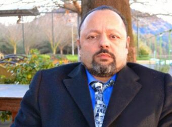 Με κοτσίδα, μαύρο γυαλί και…χρήμα: Το νέο look του Αρτέμη Σώρρα είναι μόνο για βαθύπλουτους