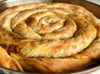 Το τρώγανε οι γονείς σας: Η συνταγή της γιαγιάς για στριφτή τυρόπιτα – Συνταγές