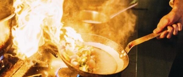 Ξέχασε το τηγάνι στο μάτι και πήρε φωτιά – Μόλις έριξε μαγειρική σόδα είδε… – Σπίτι