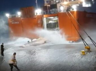 Πλοίο με 160 επιβάτες δεν μπορεί να δέσει στο λιμάνι της Μήλου, λόγω δυσμενών καιρικών συνθηκών