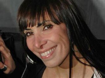 Μάγκι Χαραλαμπίδου: Πιο αισθησιακή από ποτέ κάνοντας «παιχνίδι» με το καλσόν της