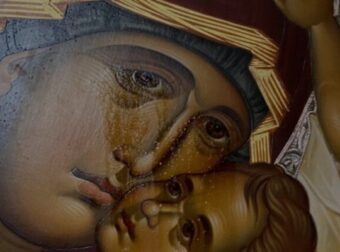 Το… θαύμα του Βύρωνα; Συνεχίζει να δακρύζει η εικόνα της Παναγίας ενάμιση χρόνο μετά! (video) – Ελλάδα