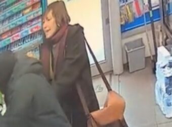 Πελάτισσα κατατροπώνει ληστή σε ψιλικατζίδικο και γίνεται viral.