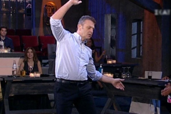 Το απόλυτο αρσενικό: Το βαρύ ζεϊμπέκικό του Απόστολου Γκλέτσου – Πέταξε τραπέζια και έγινε χαμός! – Videos