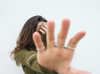 Το απεχθάνονται: Αυτά είναι τα 4 ζώδια που μισούν τον Άγιο Βαλεντίνο – Ζώδια