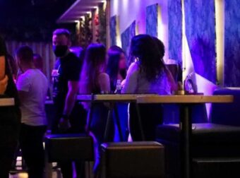 Άλλαξαν όλα: Γιατί οι Έλληνες επιλέγουν πλέον την κατ’ οίκον διασκέδαση; – Ελλάδα