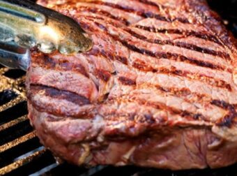 Το μυστικό για τις πιο νόστιμες χοιρινές μπριζόλες στο φούρνο – Το κόλπο που θα απογειώσει τη γεύση – Συνταγές