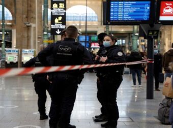 Παρίσι: Νεκρός από πυροβολισμούς άντρας που απείλησε με μαχαίρι αστυνομικούς (video) – Κόσμος