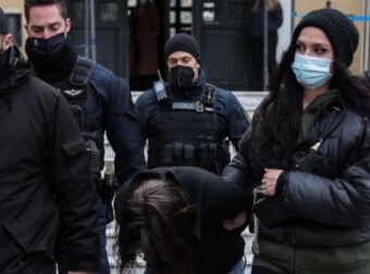 Κυψέλη: Με μακρυμάνικα η αδερφή του Αντρέα στο σχολείο για να κρύβονται οι μώλωπες – «Φοβάμαι, δεν θέλω να γυρίσω σπίτι»  – Έγκλημα