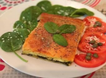 Θρεπτική τυρόπιτα με σπανάκι και μυρωδικά που θα μοσχοβολήσει το σπίτι – Συνταγές