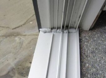 Το απίθανο κόλπο για να καθαρίσεις εύκολα τις ράγες της μπαλκονόπορτας με υλικά που έχεις σπίτι – Σπίτι