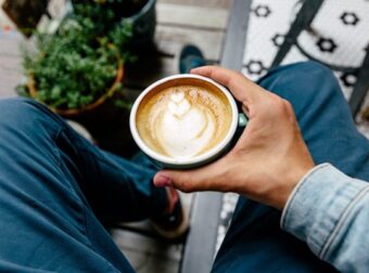 Το μπαχαρικό που πρέπει να προσθέτετε καθημερινά στον καφέ σας – Ομορφιά & Υγεία