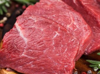 Σε 15 λεπτά έτοιμο: Το απλό κόλπο για να ξεπαγώσετε το κρέας… στο πιτς φυτίλι – Γεύση