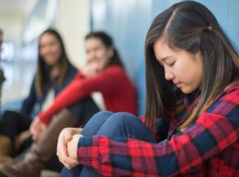 Εξωφρενικό σκηνικό με μαθήτρια που χτύπησε 30 φορές στο κεφάλι συμμαθήτρια της (video) – Viral