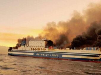 Θρίλερ στο φλεγόμενο πλοίο – Εγκλωβισμένα δύο άτομα στο γκαράζ