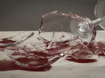 Σπασμένα γυαλιά στο πάτωμα; Μάζεψε τα σε λιγότερο από 5' με αυτό το κόλπο – Σπίτι