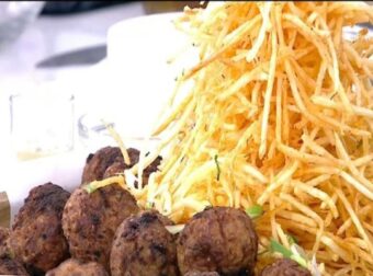 Αφράτα κεφτεδάκια με τηγανιτές πατάτες και σάλτσα γιαουρτιού – Συνταγές