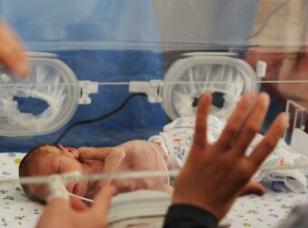 Δημογραφικό: Περισσότεροι οι θάνατοι από τις γεννήσεις στην Ελλάδα