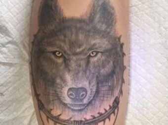 Πλήρωσε $600 για να κάνει τατουάζ έναν λύκο, αλλά δεν πρόσεξε μία λεπτομέρεια