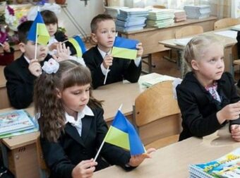 Ουκρανία: Γιατί οι γονείς στέλνουν τα παιδιά τους στο σχολείο με αυτοκόλλητα στα ρούχα τους; (photo) – Κόσμος