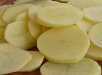 Το δοκιμασμένο κόλπο για να μην μαυρίσουν οι κομμένες πατάτες – Σπίτι