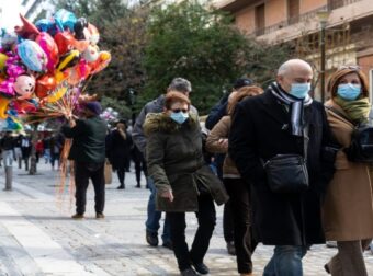 Κορωνοϊός – Άρση μέτρων: Παραμένει η μάσκα σε εσωτερικούς και εξωτερικούς χώρους – Η απόφαση της Επιτροπής Εμπειρογνωμόνων – Ελλάδα