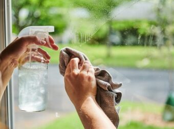 Ο λόγος που πρέπει να ψεκάζετε με ξύδι γύρω από τα παράθυρα – Πραγματικά θα σας σώσει! – Σπίτι