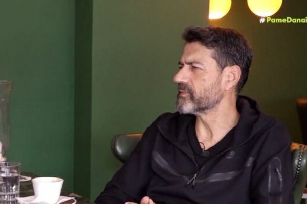 Κώστας Φαλελάκης: «Η μητέρα μου μπαινόβγαινε σε ψυχιατρείο – Ήμασταν τα παιδιά της τρελής» – Gossip