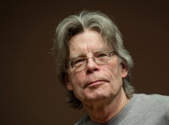 Ο Στίβεν Κινγκ για την εισβολή στην Ουκρανία: «Δεν στέκεσαι δίπλα, όταν ένα μεγάλο παιδί σπάει στο ξύλο ένα μικρό»