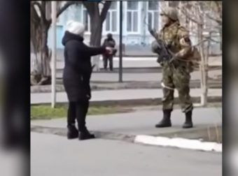 H θαρραλέα στάση μίας Ουκρανής μπροστά σε Ρώσο στρατιώτη: Τι σκ@@@ κάνετε στη χώρα μας;
