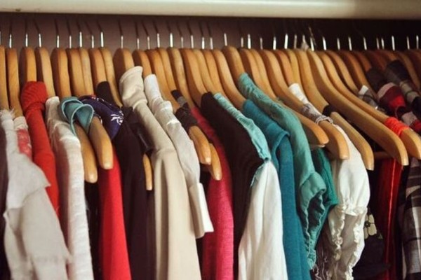 Το απλό μυστικό για να μην γλιστράνε τα ρούχα σου από τις κρεμάστρες! – Σπίτι