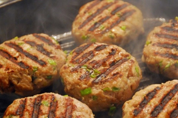 Πρόσθεσε στον κιμά για τα μπιφτέκια τριμμένη πατάτα – Μόλις δείτε το λόγο θα τρέξετε να το κάνετε – Συνταγές