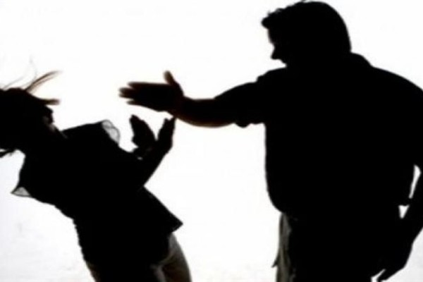 Η φρίκη συνεχίζεται – Πάτρα: Γυναίκα γεμάτη μώλωπες, αγκαλιά με την κορούλα της – «Βοήθεια, θα με σκοτώσει» (video) – Ελλάδα