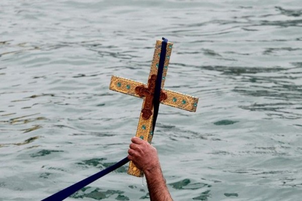 Θεοφάνεια μετ’ εμποδίων: Μπουκαλάκια με αγιασμό και τεστ για τους κολυμβητές – Ελλάδα