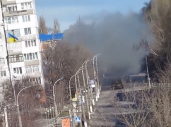 Πόλεμος στην Ουκρανία: Τραβάει βίντεο τη στιγμή που άρμα μάχης ρίχνει οβίδα δίπλα του