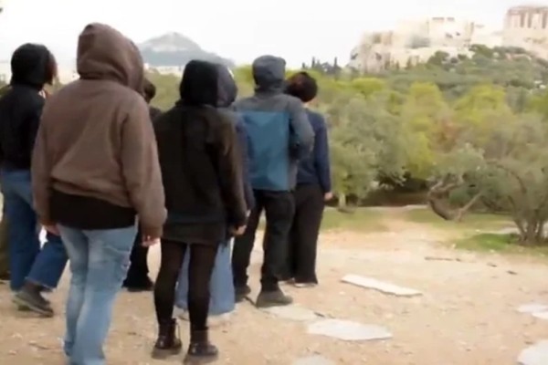 Ξεπαρθενών – "Ξεφτίλα και ντροπή": Ξεσπούν οι φύλακες αρχαιοτήτων για την ταινία με ζευγάρι να κάνει σ@ξ στην Ακρόπολη (video) – Ελλάδα